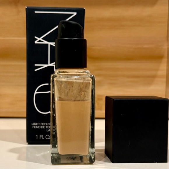 NARS Barcelona Light Reflecting Skin Improving Medium Coverage Foundation - Picture 5 of 11